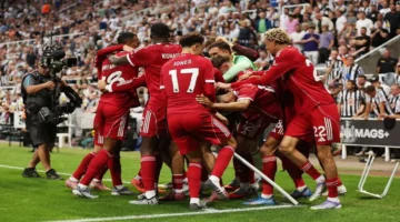 موعد اللقاء.. تعرف على توقيت مباراة ليفربول وكريستال بالاس والقناة المخصصة لبث المباراة الحاسمة.